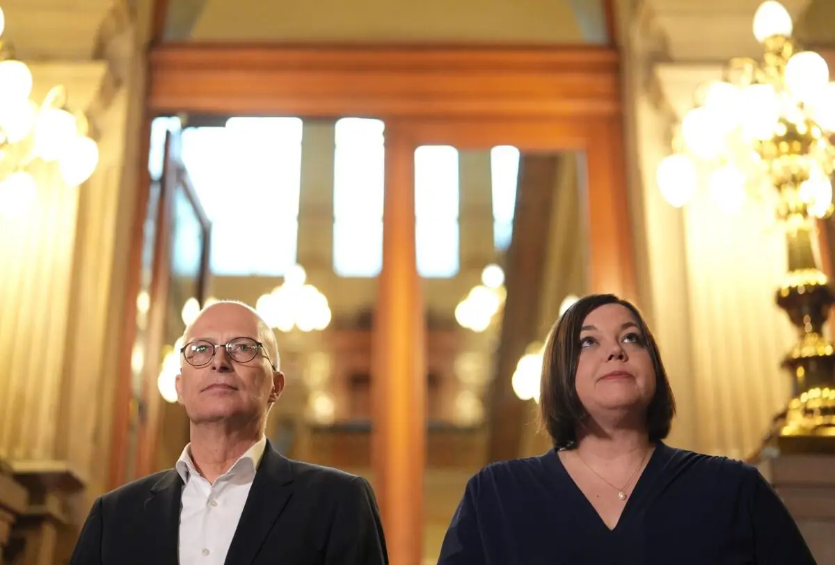 Hamburgs Bürgermeister Peter Tschentscher und die Zweite Bürgermeisterin Katharina Fegebank könnten einer Umfrage zufolge weitermachen. (Archivbild)
