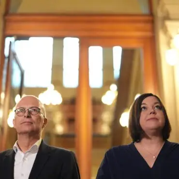 Hamburgs Bürgermeister Peter Tschentscher und die Zweite Bürgermeisterin Katharina Fegebank könnten einer Umfrage zufolge weitermachen. (Archivbild)