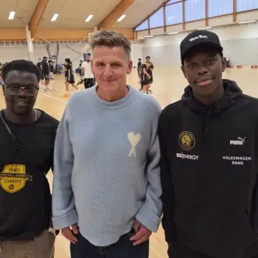 Dennis Schröder (r) freut sich immer noch auf die NBA und will mit Partnern wie dem früheren Handball-Nationalspieler Mannhard Bech (m) Kinder für den Sport begeistern.