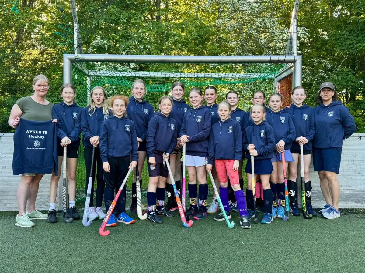 Hockeynachwuchs des Wyker TB mit neuen gesponserten Hoodies auf Föhr