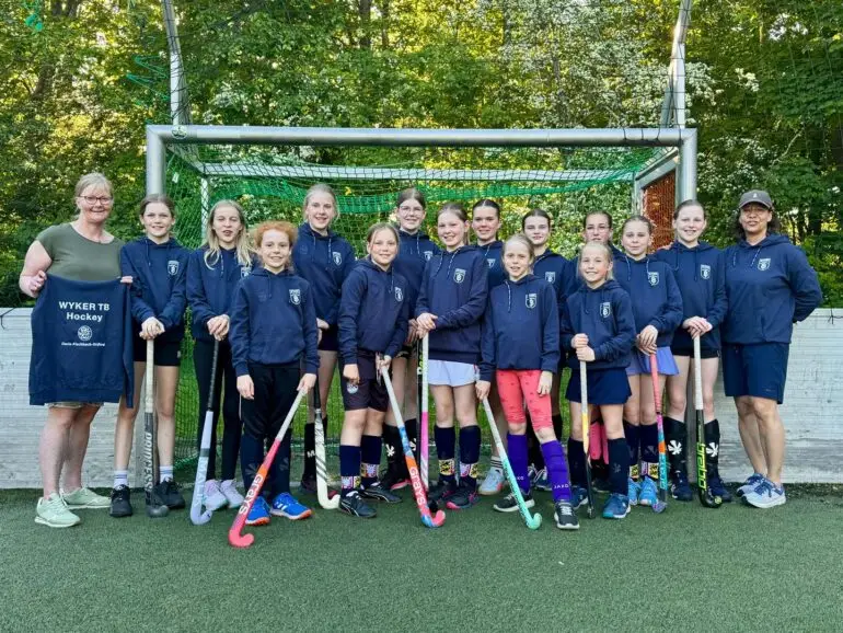Hockeynachwuchs des Wyker TB mit neuen gesponserten Hoodies auf Föhr