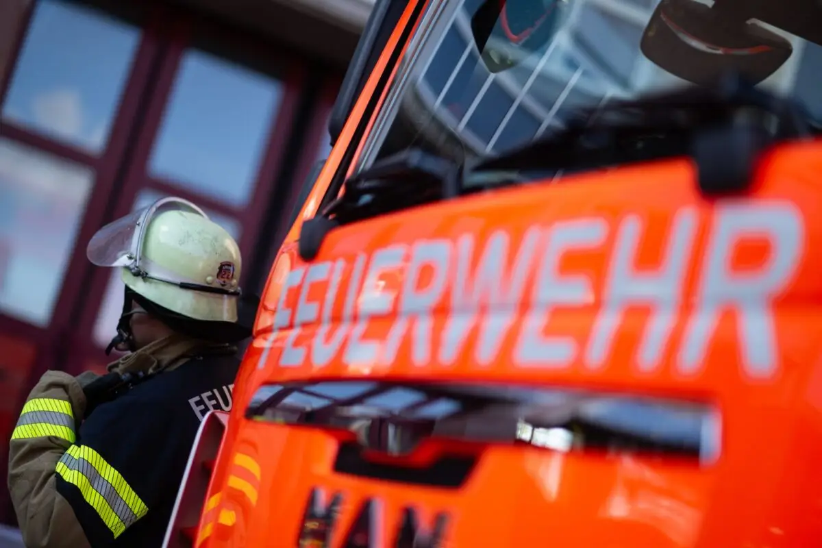 Feuerwehr und Polizei evakuierten das Wohnhaus in der Nacht. (Symbolbild)