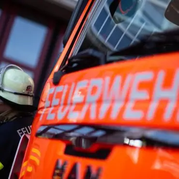 Feuerwehr und Polizei evakuierten das Wohnhaus in der Nacht. (Symbolbild)