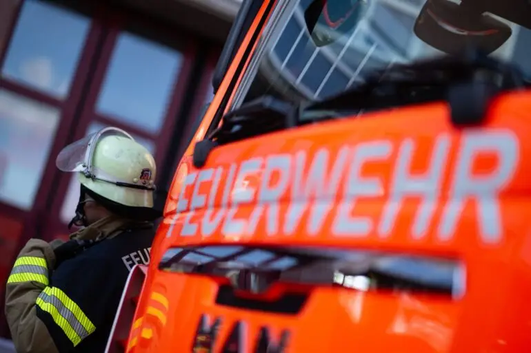 Feuerwehr und Polizei evakuierten das Wohnhaus in der Nacht. (Symbolbild)