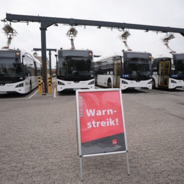 Bei den Stadtbussen in Schleswig-Holstein ist noch keine Tarifeinigung in Sicht. Es drohen weitere Warnstreiks. (Archivbild)