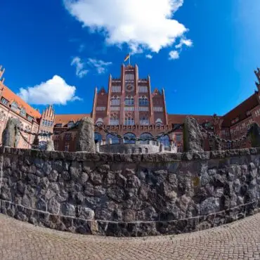 Wer sich vom Wasser aus nähert oder vor der anderen Fördeseite auf das Ensemble schaut, kann sich dem «roten Schloss am Meer» fast nicht entziehen. (Archivbild)