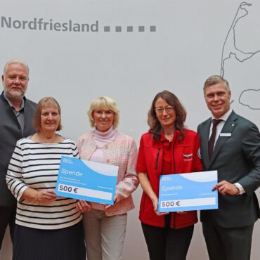 1.000-Euro-Spende für Kreismusikschule und DGzRS nach der Kreishauseröffnung in Husum