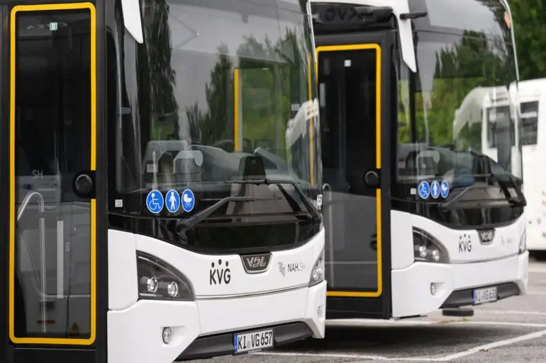 Wie hier in Kiel werden am Montag erneut die Stadtbusse nicht fahren. (Archivbild)