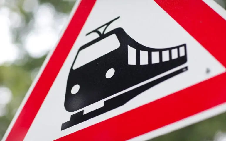 Das hätte auch ganz anders ausgehen können: 18 Menschen konnten rechtzeitig das Gleis verlassen, bevor die Lok den Werkzeuganhänger rammte. (Symbolbild)