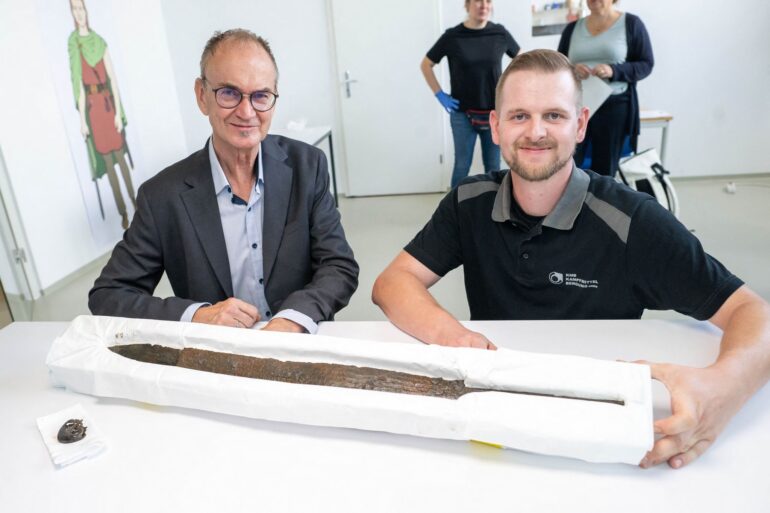 Experten haben zufällig ein uraltes, römisches Schwert gefunden.