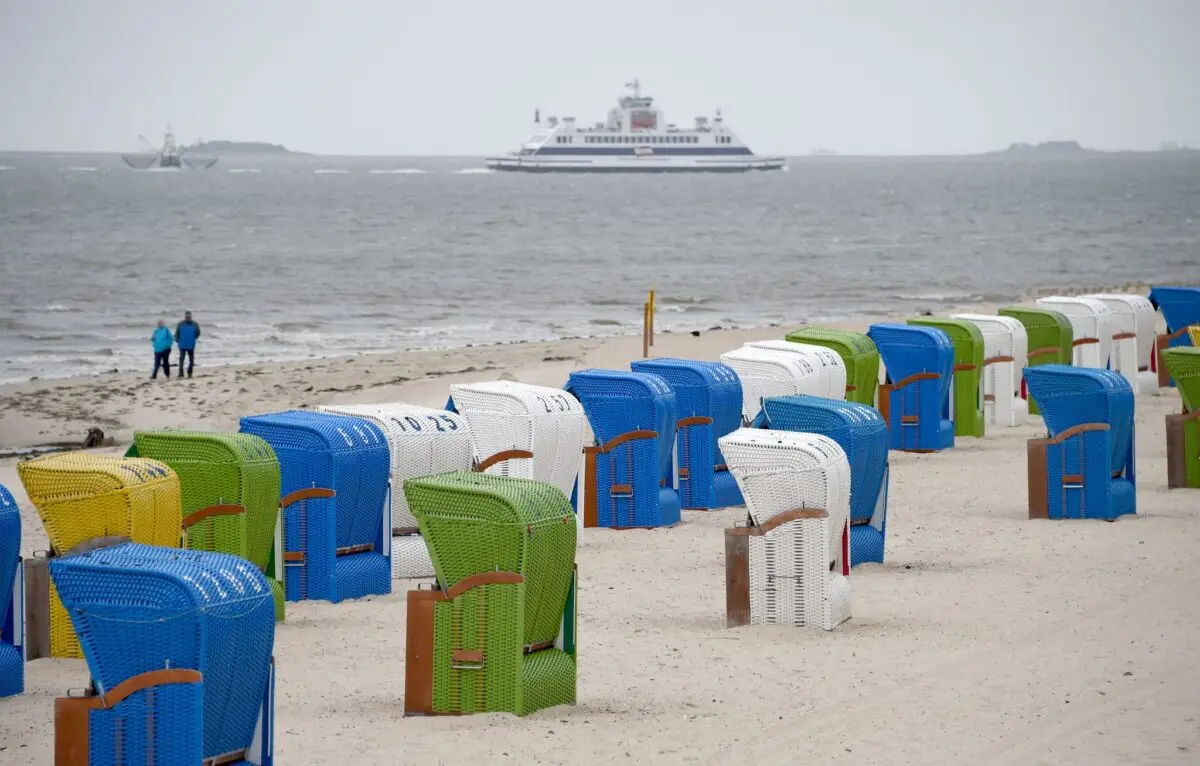 Einige Strandkörbe können auch nach Start der Sturmflutsaison noch genutzt werden - und zwar kostenfrei (Archivbild).