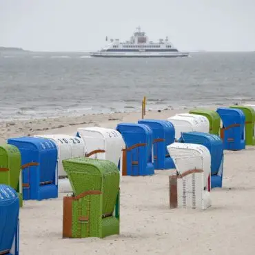 Einige Strandkörbe können auch nach Start der Sturmflutsaison noch genutzt werden - und zwar kostenfrei (Archivbild).