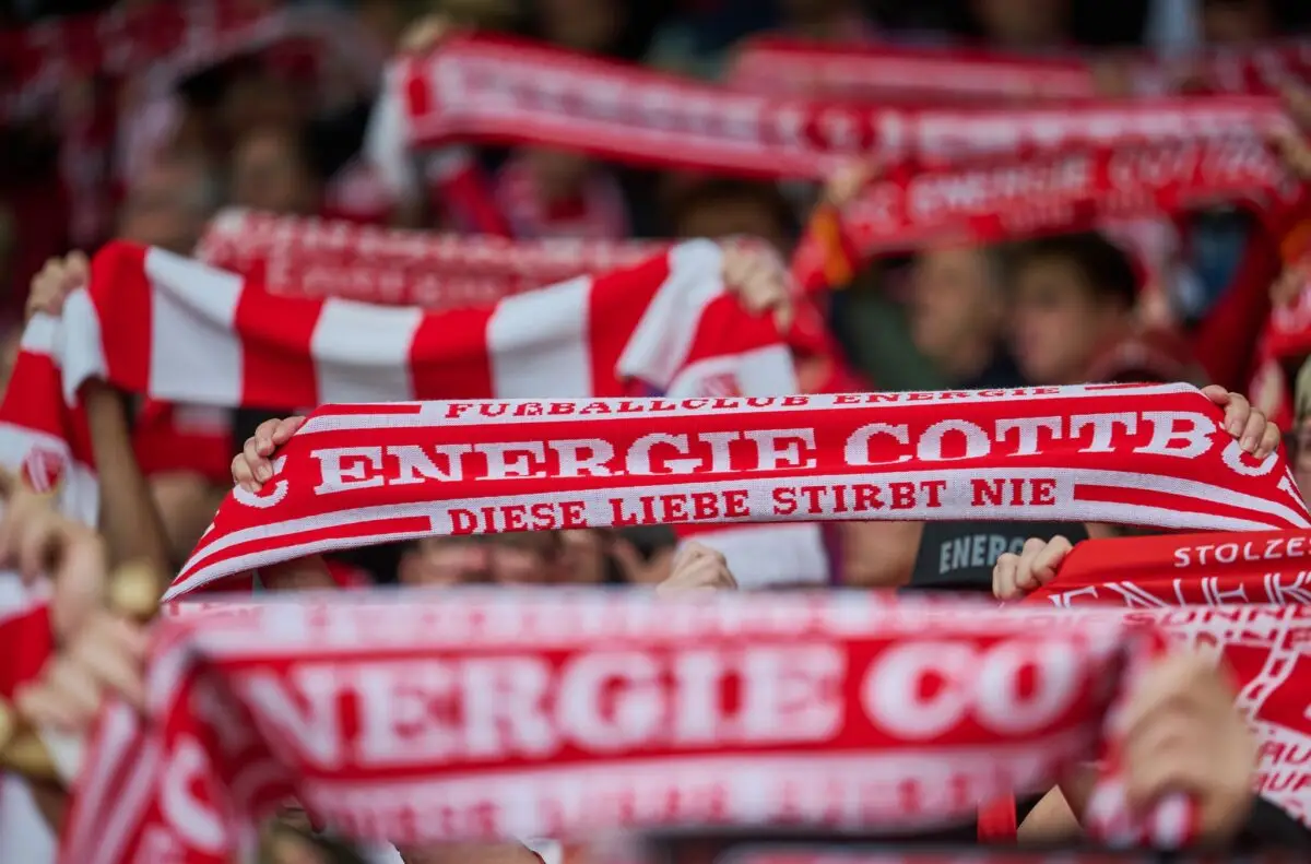 Beim Heimspiel gegen St. Pauli hatten Cottbus-Anhänger auch Hassplakate gezeigt.
