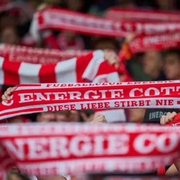 Beim Heimspiel gegen St. Pauli hatten Cottbus-Anhänger auch Hassplakate gezeigt.