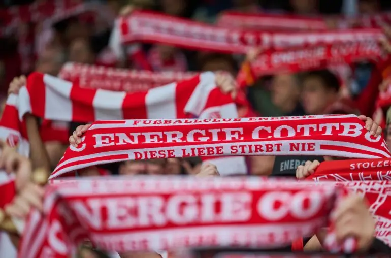 Beim Heimspiel gegen St. Pauli hatten Cottbus-Anhänger auch Hassplakate gezeigt.