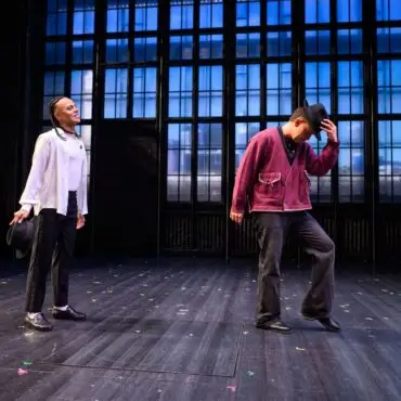 Der Musiker Nico Santos (r) nimmt an einem Moonwalk-Workshop im Stage Theater an der Elbe teil.