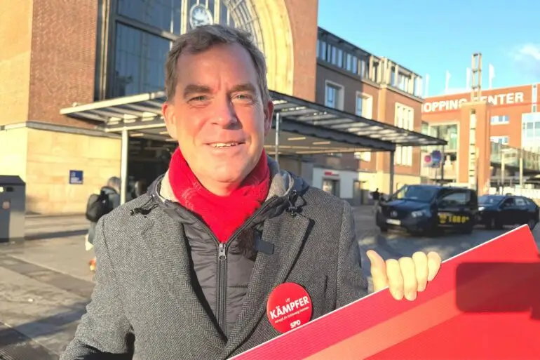 «Ein Nahverkehrsplan muss Verbindlichkeit schaffen und Fortschritt überprüfbar machen», sagte SPD-Spitzenkandidat Ulf Kämpfer. (Archivbild)