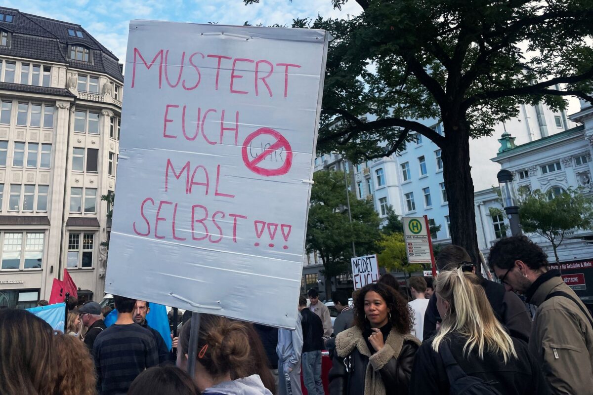 Schüler protestieren gegen die mögliche Rückkehr einer Wehrpflicht.