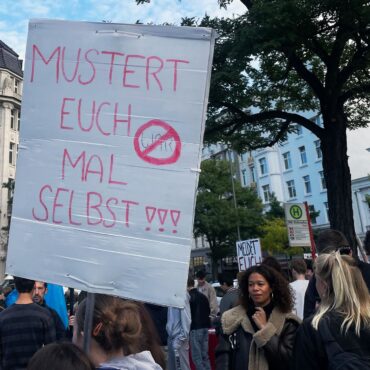 Schüler protestieren gegen die mögliche Rückkehr einer Wehrpflicht.