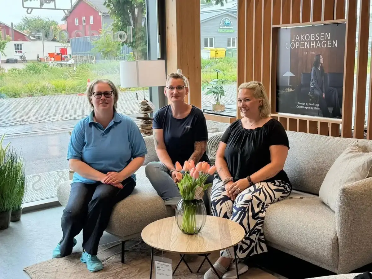 Autorin Corinna Weber kündigt ihre Krimilesung im Inselmöbelhaus auf Föhr am 25. September 2026 an