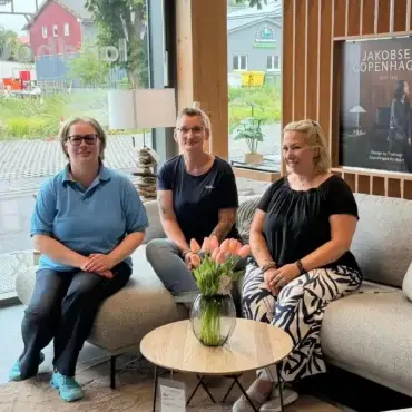 Autorin Corinna Weber kündigt ihre Krimilesung im Inselmöbelhaus auf Föhr am 25. September 2026 an