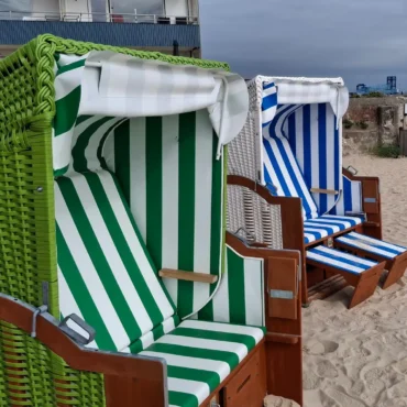 Strandkörbe am Strand von Wyk auf Föhr vor dem Saisonende
