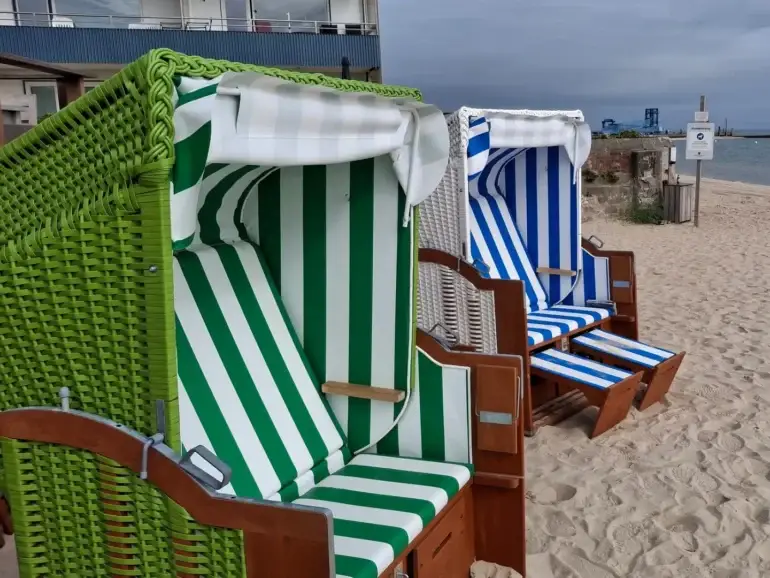 Strandkörbe am Strand von Wyk auf Föhr vor dem Saisonende