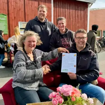 Rotes Sofa aus dem Föhrer Sperrgutbasar bekommt vor der Sanierung einen neuen Platz