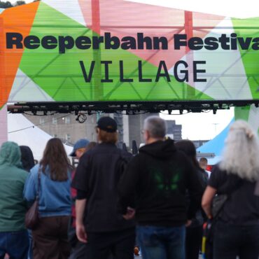 Am ersten Tag strömen viele Menschen auf das Festivalgelände am Hamburger Heiligengeistfeld.