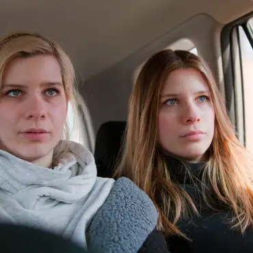 Katha Rosa (links) und ihre Zwillingsschwester Franzi - Szene aus der WDR-Dokumentation «Das Schweigen brechen - Von Mamas neuem Freund missbraucht» von Bärbel Körzdörfer, David Körzdörfer und Justine Rosenkranz. Der Film wird am 3.9. um 22.45 Uhr im WDR Fernsehen gezeigt.