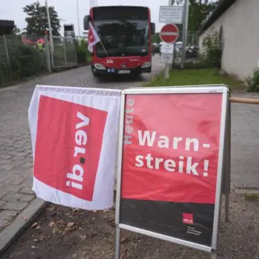 Am Montag sind die Beschäftigten der Stadtbusse in den vier kreisfreien Städten in Schleswig-Holstein zum Warnstreik aufgerufen. (Archivbild)
