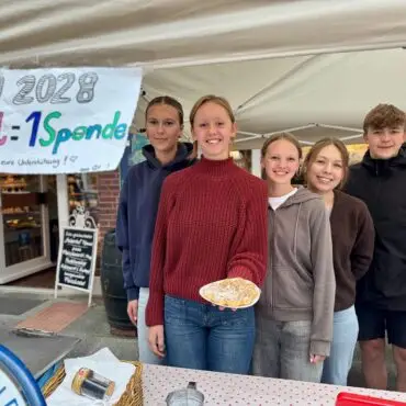 Besucher beim Markttag mit Blauer Stunde in der Mittelstraße in Wyk auf Föhr
