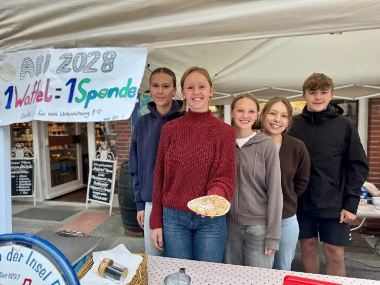 Besucher beim Markttag mit Blauer Stunde in der Mittelstraße in Wyk auf Föhr