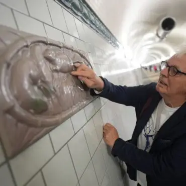 Eines seiner Lieblingsreliefs ist die Kunstfliese mit den Ratten, sagt Hans Kuretzky.
