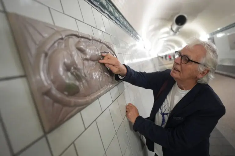 Eines seiner Lieblingsreliefs ist die Kunstfliese mit den Ratten, sagt Hans Kuretzky.