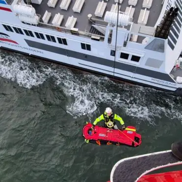 Northern Rescue 01 bei einer Trainingseinheit über der MS Norderaue auf dem Wattenmeer