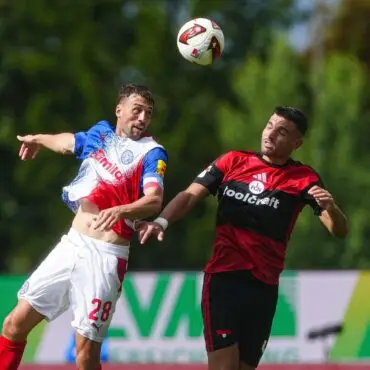 Jonas Meffert (Holstein Kiel, l) und Alexios Kalogeropoulos (1. FC Nürnberg) in Zweikampf.
