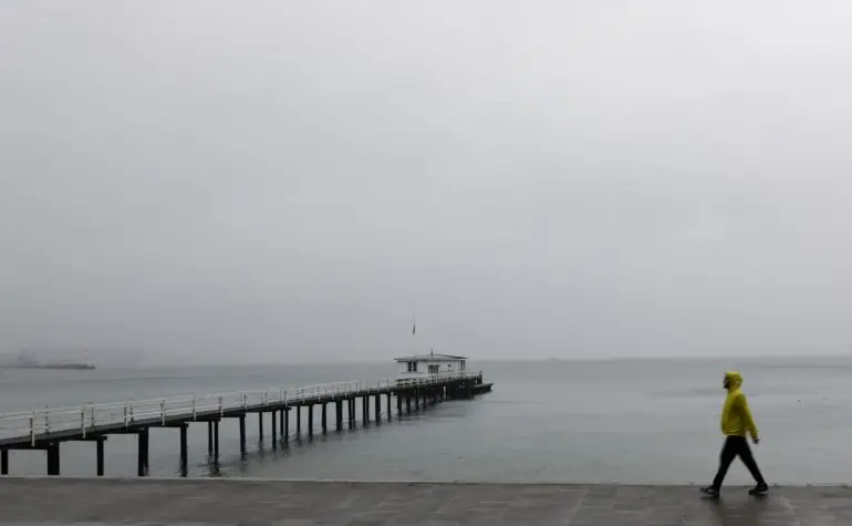 Das Wochenende bringt in Hamburg und Schleswig-Holstein Wolken und Regen mit sich. (Symbolbild)