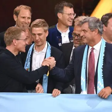 Auf gute Nord-Süd-Zusammenarbeit: Schleswig-Holsteins Ministerpräsident Daniel Günther, Münchens Oberbürgermeister Dominik Krause und Bayerns Ministerpräsident Markus Söder beglückwünschen sich (l-r).