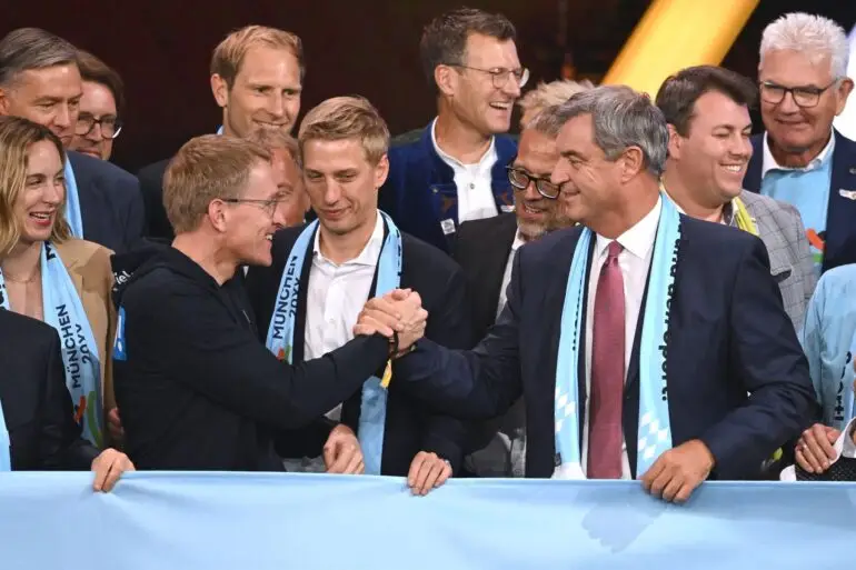 Auf gute Nord-Süd-Zusammenarbeit: Schleswig-Holsteins Ministerpräsident Daniel Günther, Münchens Oberbürgermeister Dominik Krause und Bayerns Ministerpräsident Markus Söder beglückwünschen sich (l-r).