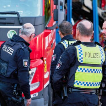 Beamte konrollieren an der Raststätte Stillhorn-Ost einen Lkw.