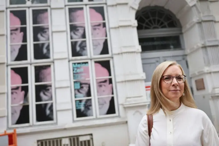 Caren Heuer, Direktorin des Lübecker Buddenbrookhauses, steht vor dem geschlossenen Buddenbrookhaus in der Lübecker Altstadt.