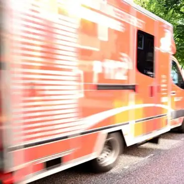 Ein Motorradfahrer stirbt nach einem Zusammenstoß mit einem Autofahrer. (Symbolfoto)