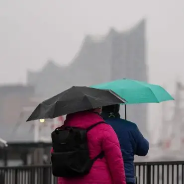 Auch am Samstag sollte man laut dem Deutschen Wetterdienst im Norden den Regenschirm dabeihaben. (Symbolbild)