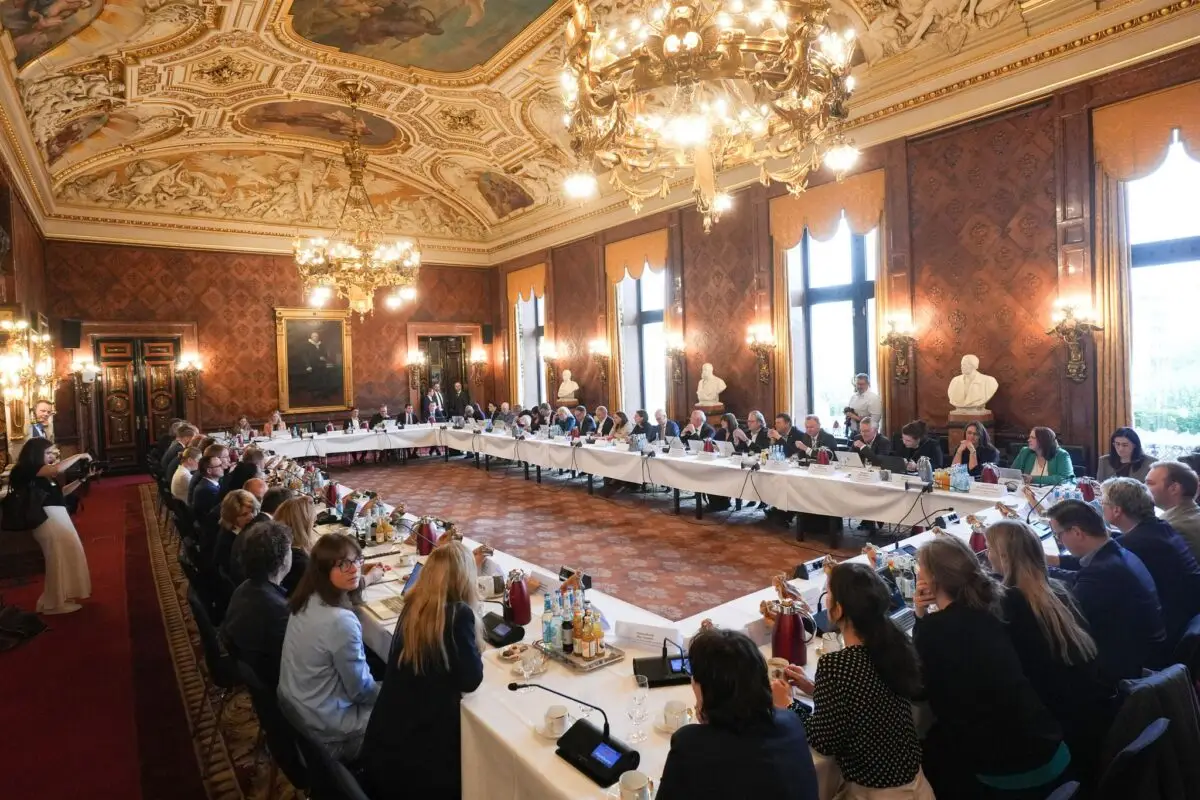 Hamburgs rot-grüner Senat und Schleswig-Holsteins schwarz-grüne Landesregierung haben sich in Hamburg zu einer gemeinsamen Kabinettssitzung getroffen.