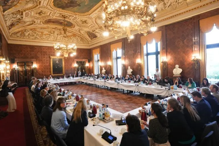 Hamburgs rot-grüner Senat und Schleswig-Holsteins schwarz-grüne Landesregierung haben sich in Hamburg zu einer gemeinsamen Kabinettssitzung getroffen.