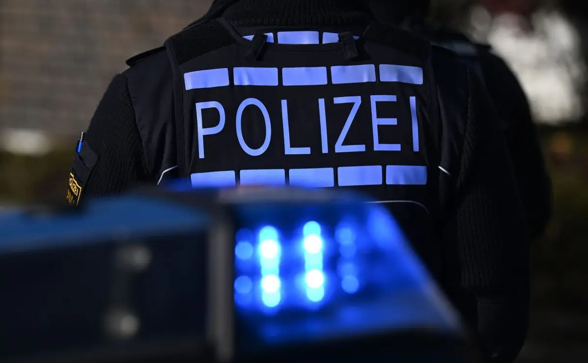 Mutmaßliche Betrüger nehmen einen 89-Jährigen ins Visier. Erst als er weitere 20.000 Euro bei der Bank abheben will, fliegt die Masche auf. (Symbolbild)