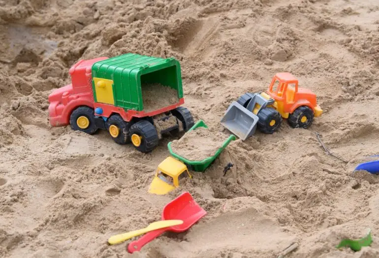 Der Kinderanteil in Hamburg und Schleswig-Holstein unterscheidet sich jeweils vom Bundesdurchschnitt. In Hamburg liegt er über dem Bundesdurchschnitt. In Schleswig-Holstein darunter.