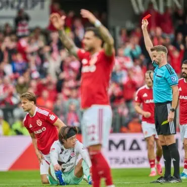 Die Szene, die das Spiel veränderte: St. Paulis Tomoya Ando (2.v.l) sieht die Gelb-Rote Karte.