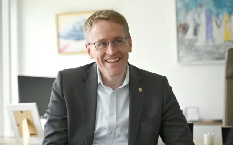 Daniel Günther hat nun ein Kurbelradio für den Krisenfall (Archivbild).